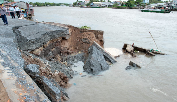 Sạt lở kinh hoàng, cuốn phăng nhiều nhà dân xuống sông