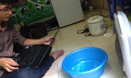 Sinh viên vật vã chống nóng