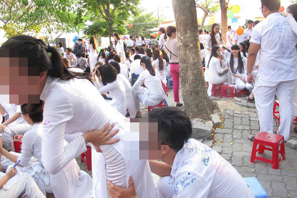 ‘Đỏ mặt’ với ảnh hôn mông bạn gái của nam sinh Đà Nẵng
