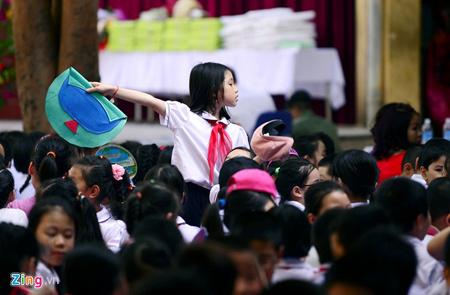 Trẻ em ngồi trong nắng nóng 39 độ C dự lễ bế giảng