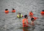 Tắm hồ Linh Đàm giải nhiệt nắng nóng 40 độ