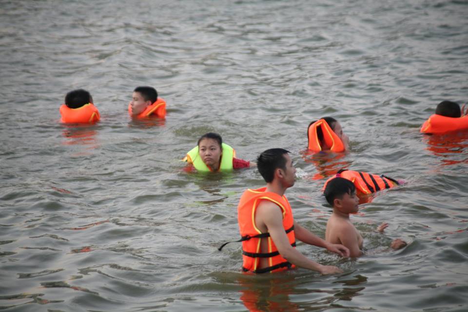 Tắm hồ Linh Đàm giải nhiệt nắng nóng 40 độ