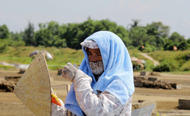 Cảnh làm việc giữa trưa, ở nơi nóng 42 độ