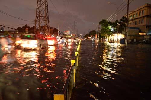 Đường phố Sài Gòn ngập nặng sau cơn mưa đầu mùa
