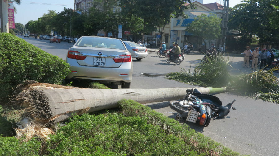 Xế hộp kéo lê xe máy hàng chục mét