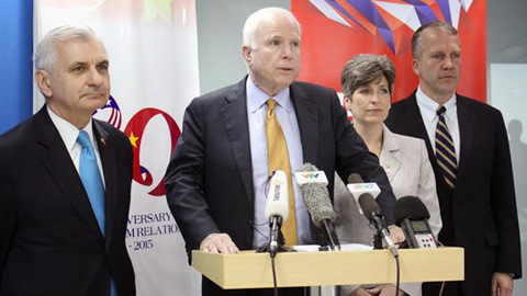 Ông John McCain: TQ đã điều pháo ra đảo nhân tạo