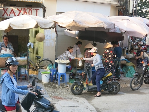 Tiểu thương: Kẻ hân hoan, người méo mặt vì nắng nóng