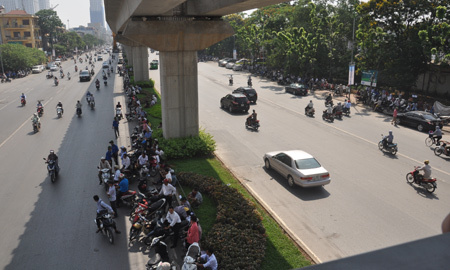 Đứng giữa đường, gầm cầu tránh nắng đợi con thi ĐH