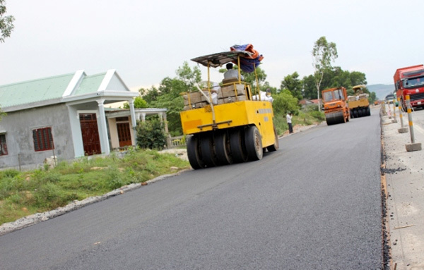 Hy hữu: Nữ sinh đi bộ qua đường bị xe lu cán chết