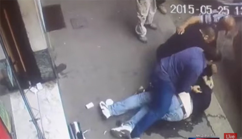 Tên cướp mang súng bị tóm sống