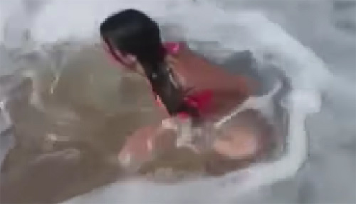 Thiếu nữ bị sóng lớn đánh tuột bikini