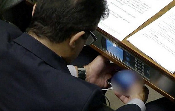 Thế giới 24h: Ông nghị Brazil vừa họp vừa xem khiêu dâm