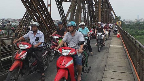 Cầu Long Biên kẹt cứng vì người dân đứng xem xác chết