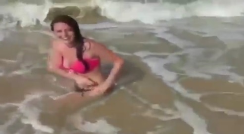 10 clip 'nóng': Thiếu nữ bị sóng lớn đánh tuột bikini