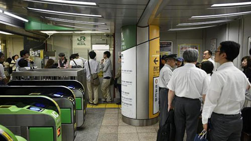 Nhà ga Tokyo náo loạn vì xác chết nhét trong vali