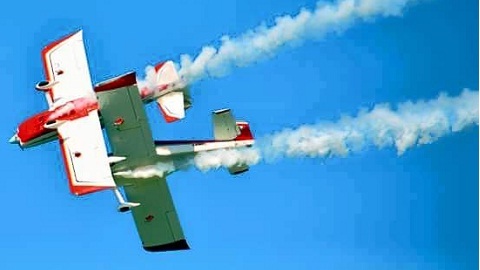 Hai phi cơ đâm thẳng vào nhau giữa trời