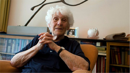 Cụ bà 102 tuổi nhận bằng tiến sĩ sau 77 năm bị từ chối