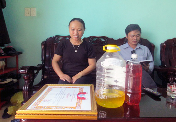 Khó tin: Cả phố dùng nước rửa bát chế từ... rác thải