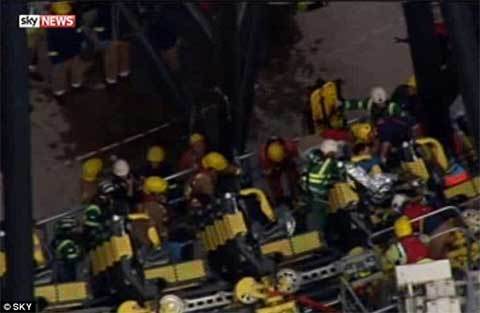 Tai nạn tàu lượn siêu tốc rợn người ở Anh