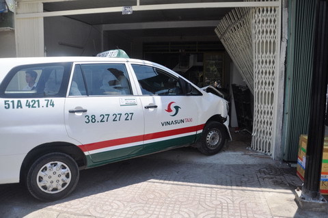 Taxi lao vào nhà dân, cả khu phố náo loạn
