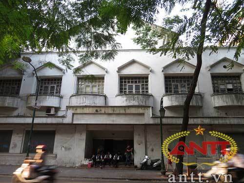 Tòa nhà bí ẩn bỏ hoang trên phố Tràng Thi