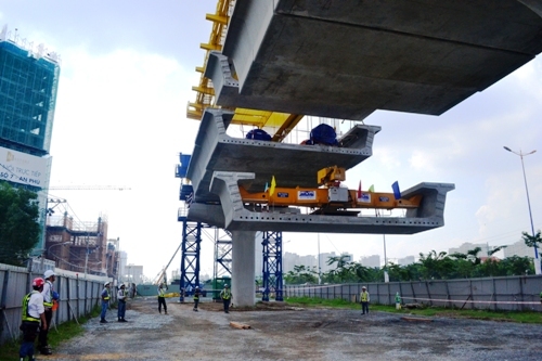 TPHCM: Lắp nhịp dầm cầu đầu tiên cho tuyến Metro số 1