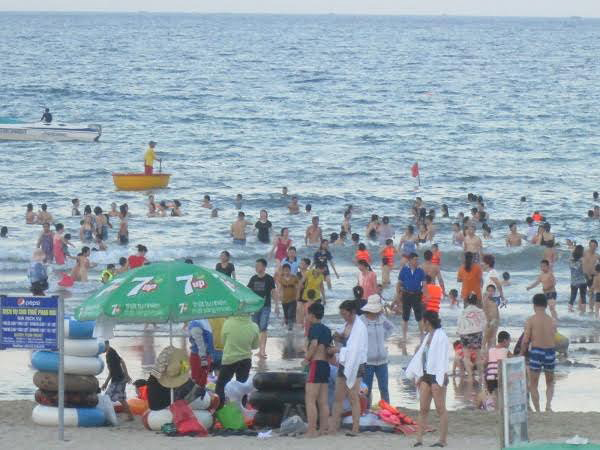 Resort 'độc chiếm' bãi biển, dân nghèo chen chúc tắm riêng