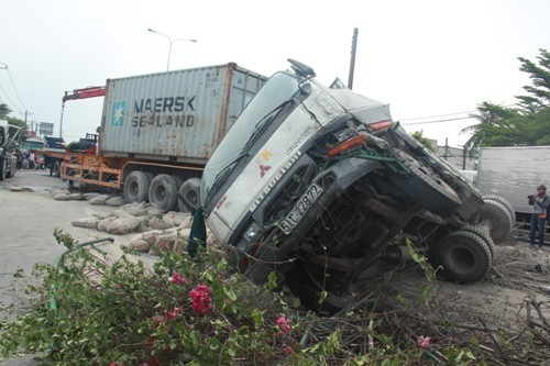 Container lao vào nhà dân, quốc lộ 1A tê liệt