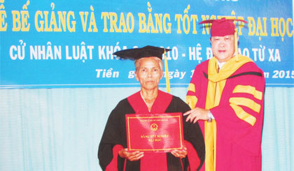 Bà bán chuối nhận bằng cử nhân Luật