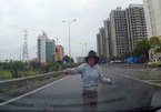 Hà Nội: Người phụ nữ lao ra cao tốc chặn đầu ô tô