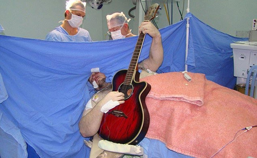 Đánh đàn hát khi đang phẫu thuật não