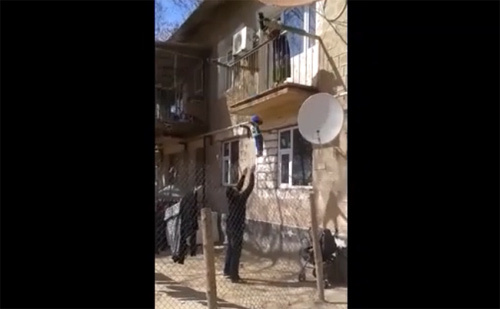 Liều lĩnh thả con từ ban công xuống đất