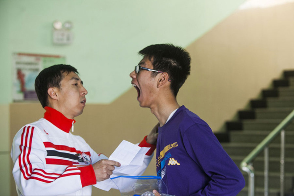 Giám thị kiểm tra răng tìm thiết bị gian lận thi đại học