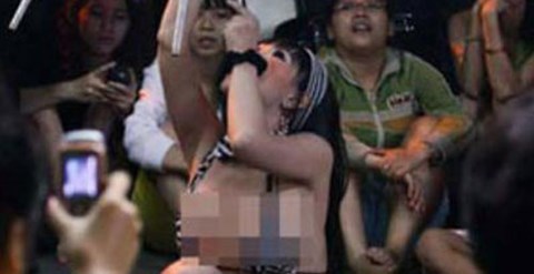 Truy tìm nguồn gốc đám ma… sexy