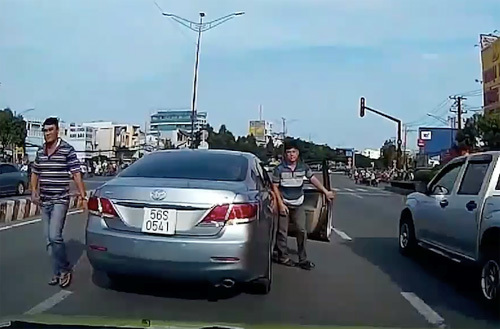 Tài xế Toyota Camry cà khịa Kia Morning trên đường Sài Gòn