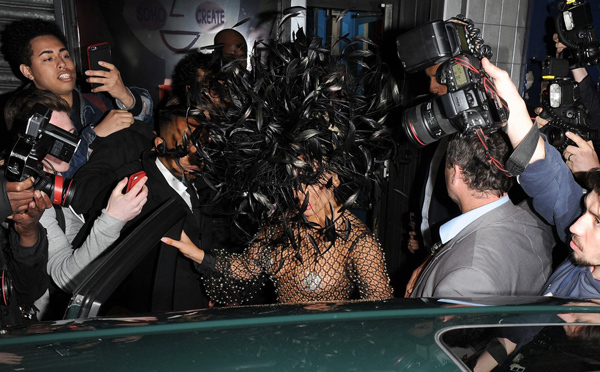 Lady Gaga 'lộ hết' vì mặc lưới đánh cá ra đường