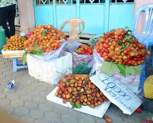 Trái cây “rẻ như cho” tràn ngập đường phố Sài Gòn