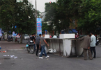 Hà Nội: Cổng chào đổ sập đè trúng 2 vợ chồng