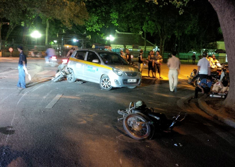 Hà Nội: Đâm liên tiếp 3 xe máy và taxi rồi bỏ chạy