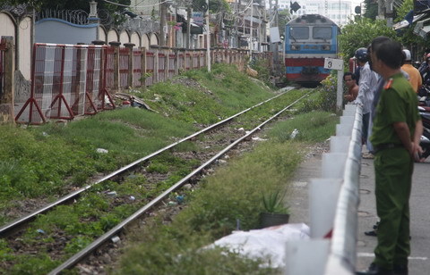 Đứng trên đường ray, một người đàn ông bị tàu tông chết