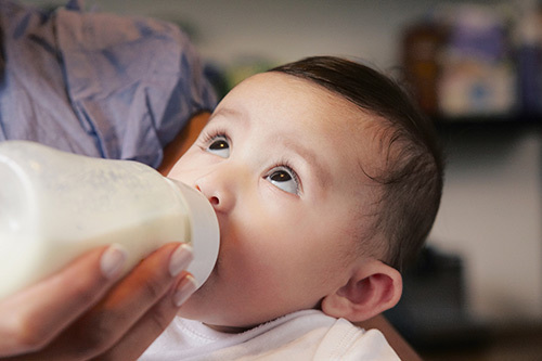 10 mẹo luyện cho bé bú bình 