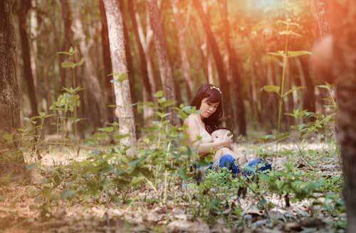 Hút hồn ảnh ngực trần cho con bú giữa thiên nhiên của mẹ Việt