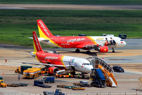 Mưa lớn, máy bay Vietjet Air hạ cánh tại điểm xuất phát