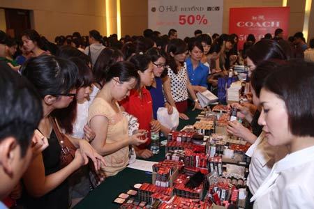 ‘Siêu bão’ sale hàng hiệu đổ bộ Hà Nội