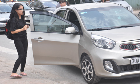 Xế hộp, xe biển xanh đưa học sinh đi thi lớp 10
