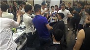 Tuấn Hưng cạo đầu ngay khi tới Đức vì U23 Việt Nam