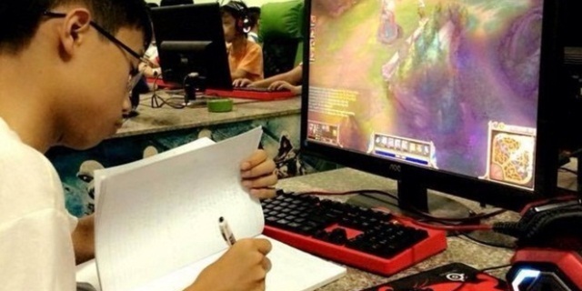 Khâm phục với thanh niên vừa chơi game vừa ôn thi đại học