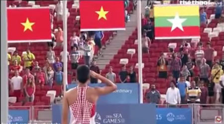 Vận động viên đang thi đấu bỗng dừng lại chào cờ