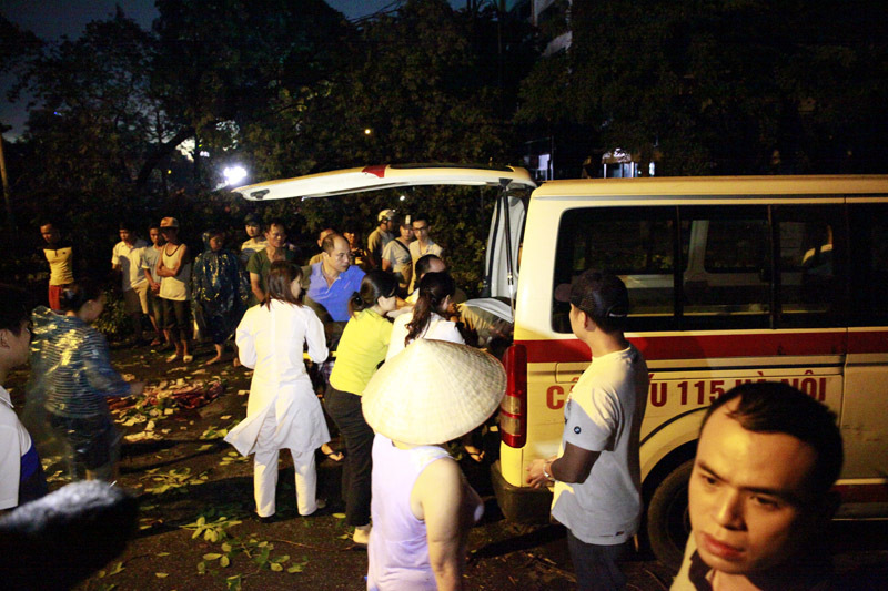 1 người chết sau cơn dông kinh hoàng ở Hà Nội