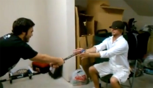 Suýt mất tay vì trò chơi thử làm samurai